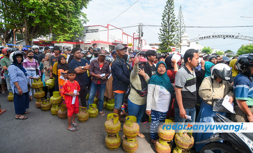 Ribuan warga Banyuwangi antre gas elpiji 3 kilogram dalam operasi pasar di Taman Blambangan dan Gedung Juang Banyuwangi, Senin (24/7).