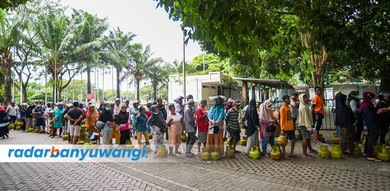 MENGULAR: Warga harus rela antre berjam-jam untuk mendapatkan gas elpiji ukuran 3 kg. Warga harus menyertakan fotokopi KTP.