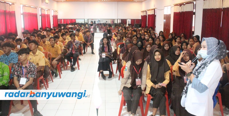 Tim PKRS: Dokter Artita dari RSAH memberikan penyuluhan bahaya narkoba dan seks bebas di Aula SMK 17 Agustus 1945 Genteng, pekan lalu (15/7).