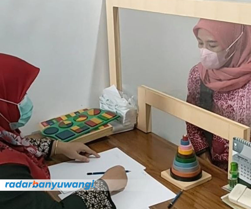 MENTAL: Pasien remaja menjalani konsultasi kepada psikolog di RSUD Blambangan Banyuwangi.