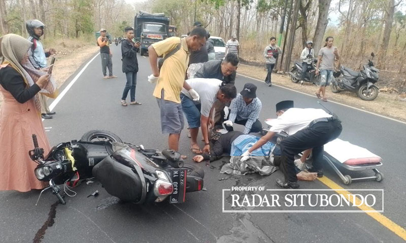 Tim medis Puskesmas Banyuputih dibantu oleh warga mengavakusi Emsolistiana warga Karangrejo, Banyuwangi, di Jalan Pantura Hutan Baluran, Kecamatan Banyuputih, Senin (24/7) sekitar pukul 07.00.