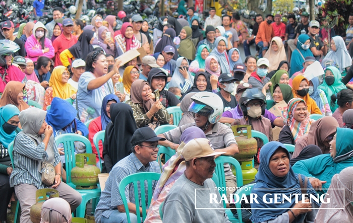 ANTRE LAMA: Warga antre untuk membeli gas elpiji tiga kilogram di pasar murah yang dibuka di Kantor Kecamatan Genteng, Selasa (25/7).