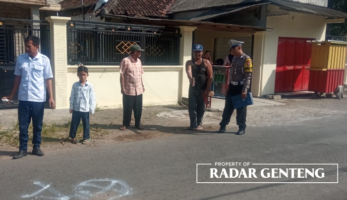 OLAH TKP: Petugas Unit Lantas Polsek Muncar melakukan olah TKP di jalan raya Dusun Kabatmantren, Desa Wringinputih, Kecamatan Muncar, Selasa (25/7).