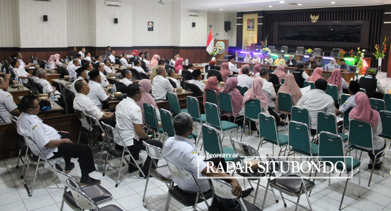 TERBUKA: Anggota Komisi IV DPRD Situbondo hearing bersama ratusan kepala sekolah dan jajaran pagawai Dispendik di ruang rapat paripurna, gedung DPRD Situbondo, Rabu (26/7).