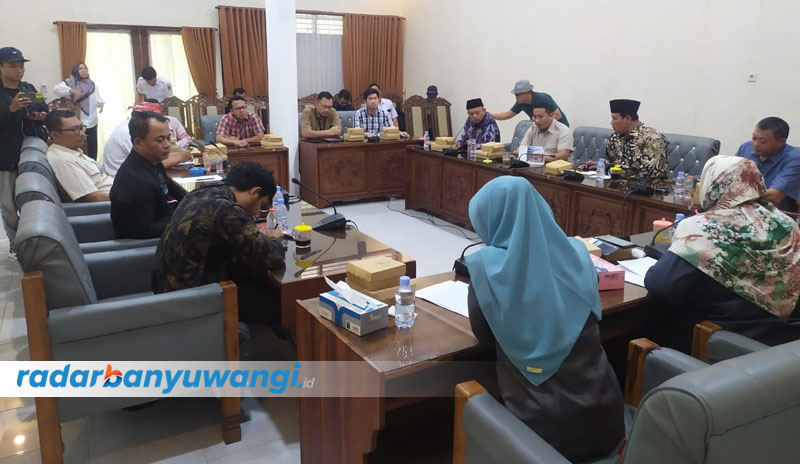 TEMUKAN SOLUSI: Suasana rapat gelar dengar pendapat permasalahan gas elpiji melon di kantor DPRD Banyuwangi, Rabu (26/7).