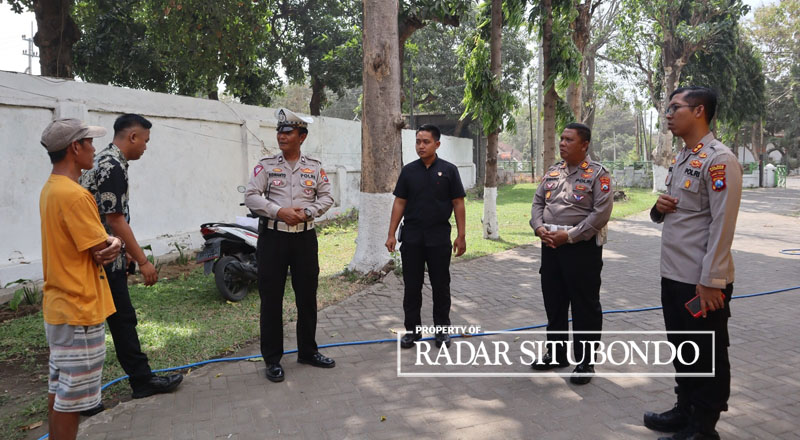 PASTIKAN KEAMANAN: Kapolres Situbondo AKBP Dwi Sumrahadi Rachmanto (tengah) didampingi Kasatlantas Polres Situbondo AKP Suwarno (kiri), melakukan pengecekan tempat persinggahan Presiden di TN Baluran