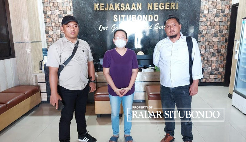 PELIMPAHAN TAHAP DUA: Kristin Halim (tengah) diapit penyidik Polres Situbondo dalam pelimpahan tahap II ke Kantor Kejaksaan Negeri Situbondo, Rabu (26/7).