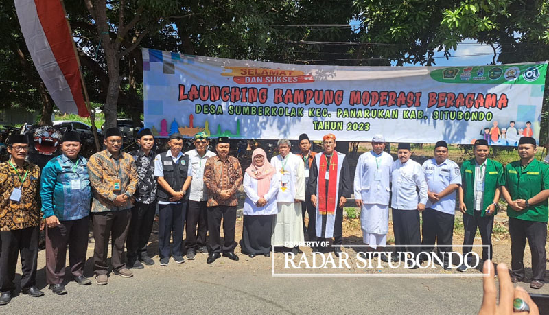 Umat beragama di Situbondo foto bersama usai launching Desa Sumberkolak jadi Rintisan Kampung Moderasi Beragama.
