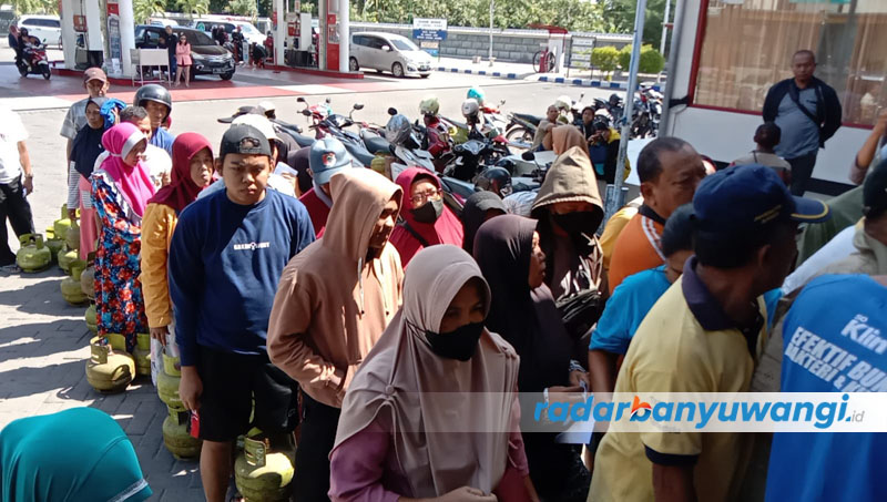 Warga Situbondo antre di pangkalan SPBU Kesambirampak, Kecamatan Kapongan, Kamis (27/7). Kelangkaan gas melon sudah dirasakan warga hampir dua minggu ini.