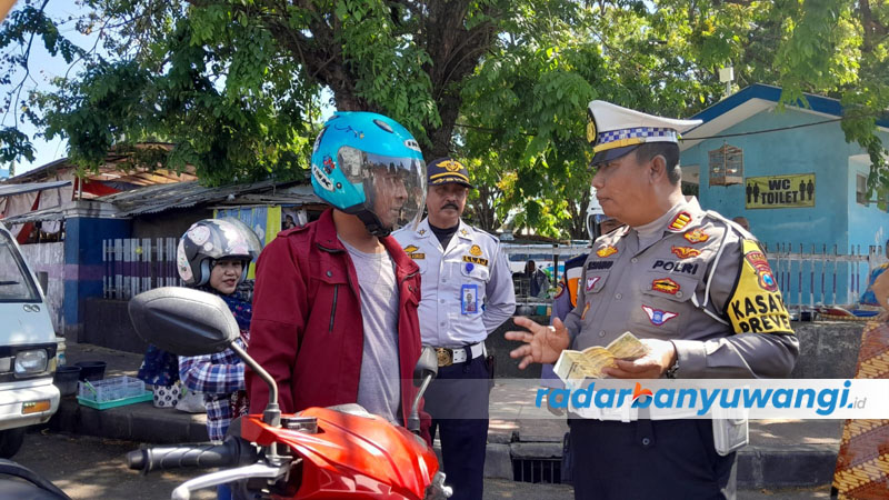 TILANG MANUAL: Kasatlantas Polres Situbondo AKP Suwarno memeriksa surat kelengkapan pengendara sepeda motor di simpang empat Terminal Situbondo, dalam momen operasi patuh semeru, belum lama ini.