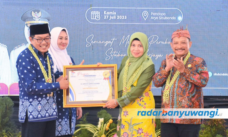 MEMBANGGAKAN: Bunda Paud Situbondo, Hj. Juma&rsquo;ati Karna Suswandi menerima penghargaan sebagai Bunda Paud Dedikatida Indovatif dari Ketua PW HIMPAUDI Jatim, Imam Mahmud, di Pendopo Aryo, Kamis (27/7).