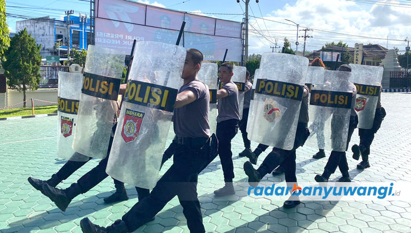LATIHAN: Sejumlah personel Polresta Banyuwangi latihan dalmas di halaman Mapolresta Banyuwangi, Kamis (27/7).