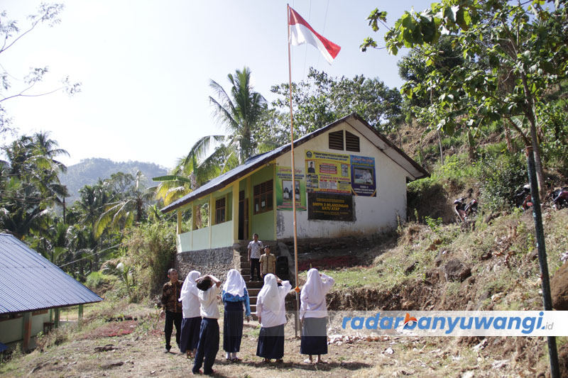 MINIM: Siswa di SMPN 3 Mlandingan Satu Atap mengikuti kegiatan upacara bendera sebelum kelas Kamis (27/7).