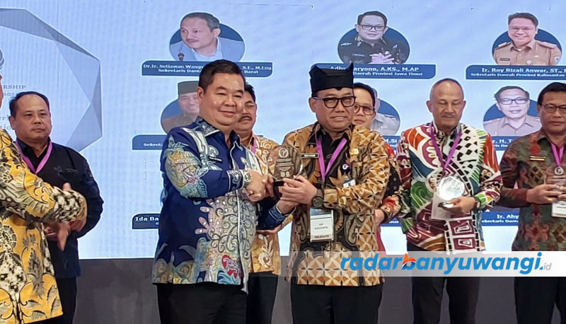BUAH INOVASI: Sekkab Mujiono menerima piala sebagai lambang supremasi sekkab berkinerja digital terbaik tingkat nasional dari Disjen Dukcapil Kemendagri pada ajang ADLG Award di Jakarta sore Kamis (27