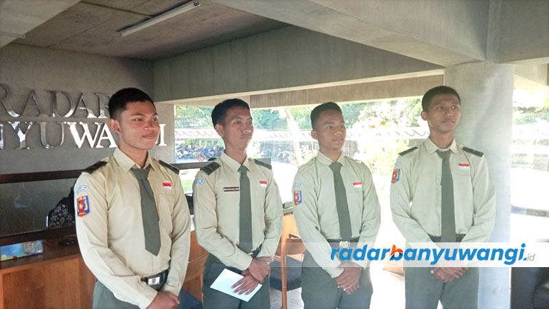 SIAPKAN KEJUTAN: Siswa SMAN 1 Giri Taruna Bangsa usai mendaftar sebagai peserta LKBB di gedung Grha Pena, Jalan Brawijaya Nomor 77, Banyuwangi, Kamis (27/7).