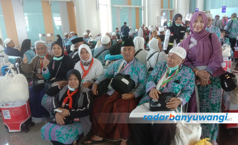 TUNGGU PESAWAT: Jemaah haji kloter 63 menunggu di terminal Bandara Madinah. Mereka bersiap terbang menuju tanah air, Kamis (27/7).
