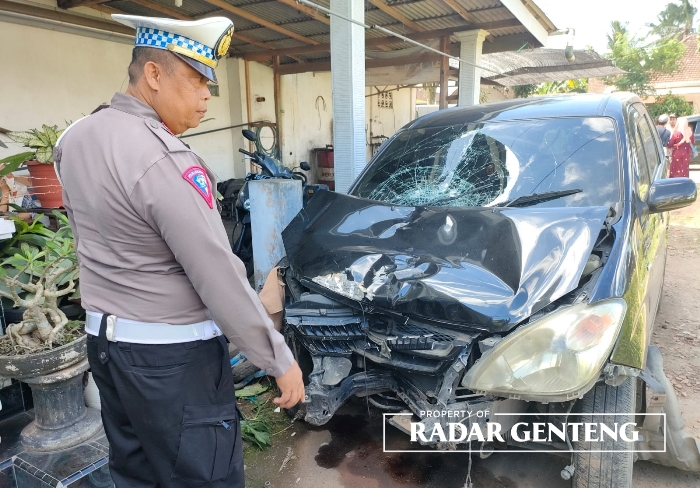 RUSAK: Mobil Toyota Avanza yang disopiri Joko ringsek di bagian depan setelah menabrak tiga motor di jalan raya Dusun Curahketangi, Desa Setail, Kecamatan Genteng, Kamis (27/7).