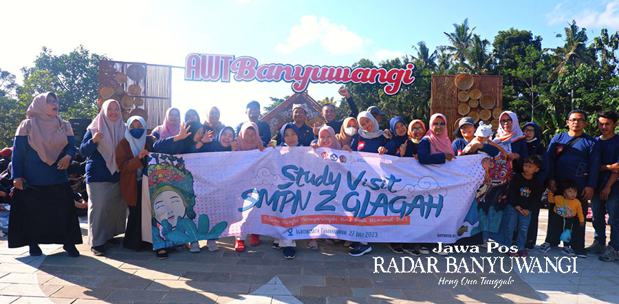 HIBURAN: Siswa SMPN 2Glagah foto bersama di usai mengikuti kegiatan study visit di Agro Wisata Tamansuruh (AWT), Kamis (27/7).