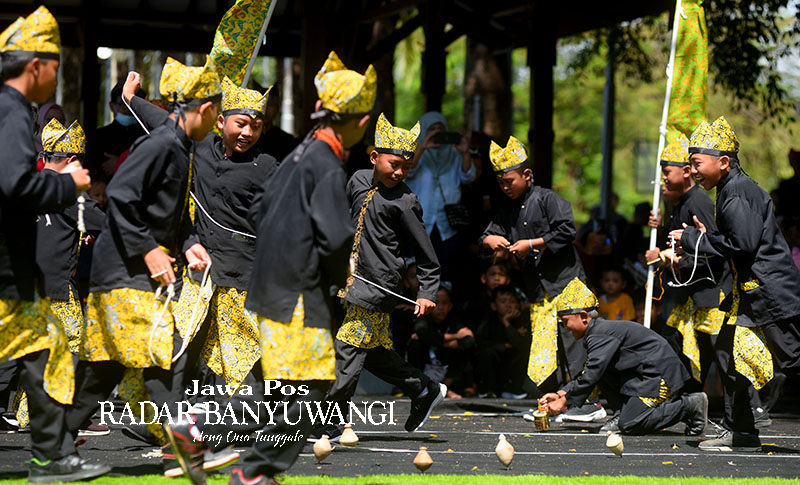 BUDAYA LOKAL: Beberapa pelajar sekolah dasar mengenakan seragam baju adat Suku Oseng dalam sebuah acara di Taman Blambangan Banyuwangi.