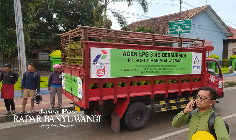 DISTRIBUSI: Satu unit kendaraan truk membawa gas elpiji tiga kilogram melewati jalan pantura, di Kelurahan Patokan, Kecamatan Kota, Jumat (28/7).