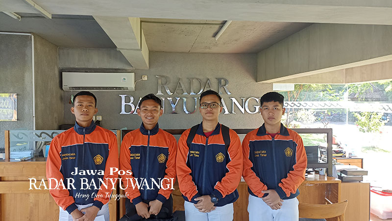 SATU TIM: Siswa SMAN 2 Taruna Bhayangkara mendaftar untuk mengikuti LKBB di gedung Grha Pena Banyuwangi.