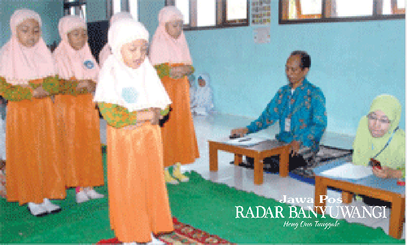 ILSUTRASI: Siswa SDIT Al Uswah belajar tata cara melaksanakan salat.