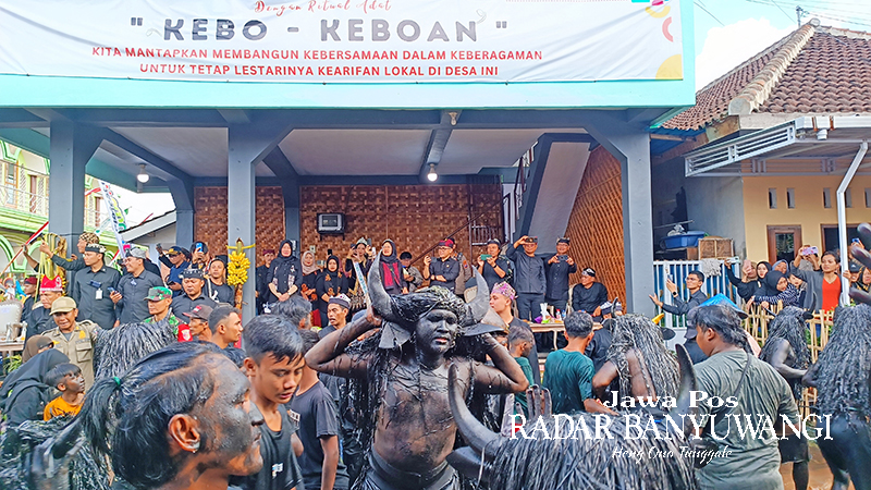 JAGA TRADISI: Warga Desa Alasmalang berdandan ala kerbau. Mereka rela tubuhnya dilumuri serbuk arang dicampuri minyak kelapa.