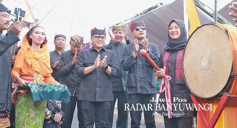 TABUH BEDUG:  Bupati Ipuk Fiestiandani didampingi Menpan-RB Abdullah Azwar Anas membuka tradisi kebo-keboan Desa Alasmalang, Kecamatan Singojuruh, Minggu (30/7).
