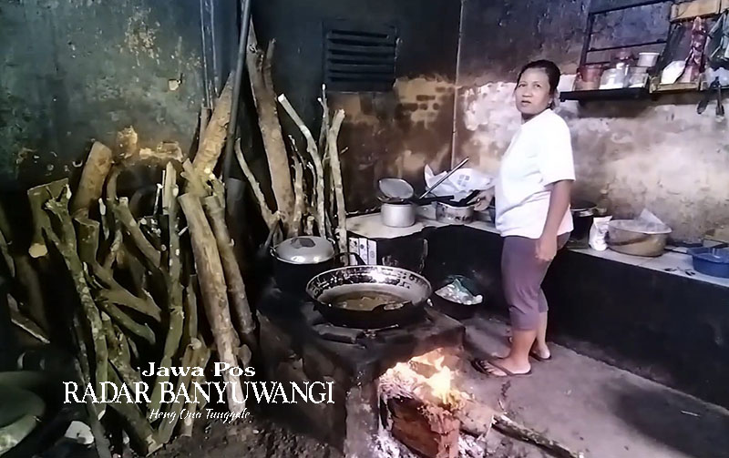 TRADISIONAL: Wagiyem memasak menggunakan kayu bakar, Jumat (28/7). Sejak terjadi kelangkaan gas elpiji di desanya, banyak warga yang beralih memasak menggunakan tungku.