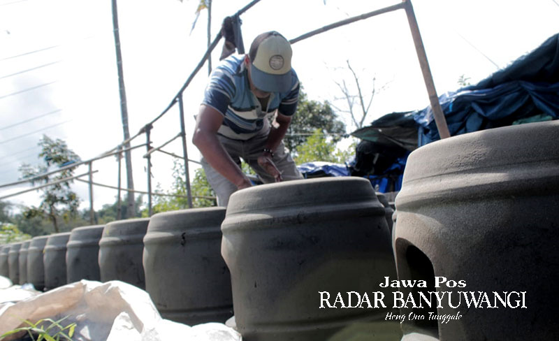 LARIS: Perajin tungku asal Dusun Blangkon, Desa Kebaman, Kecamatan Srono, Hariyono kebanjiran pesanan sejak terjadinya kelangkaan gas elpiji 3 kilogram.