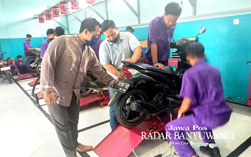 BENGKEL: Seragam katelpak yang biasa digunakan para pelajar SMK saat praktik lapangan.