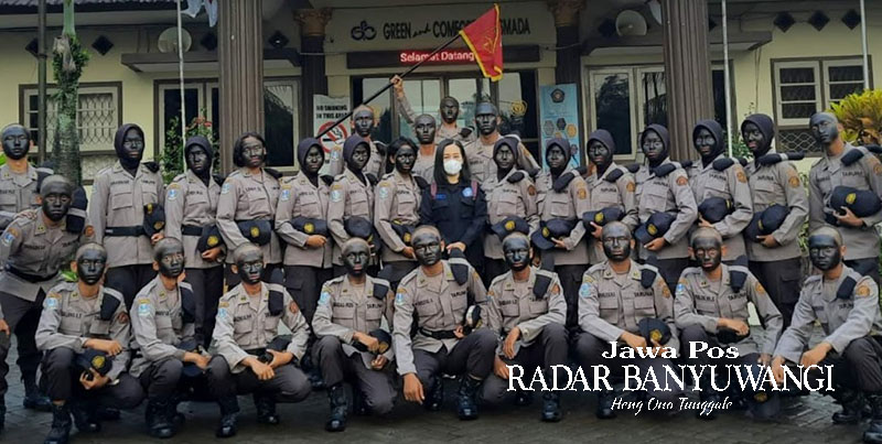 PDL: Setiap siswa baru wajib menjalani masa pengenalan yang ditiup dengan upacara dengan seragam khas untuk kegiatan lapangan.