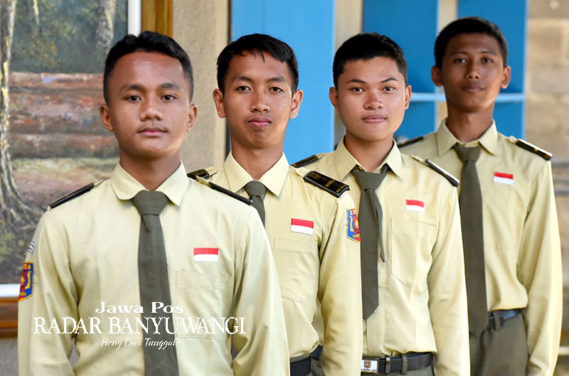 KHAS: Salah satu jenis seragam yang dikenakan pelajar SMAN 1 Giri Taruna Bangsa.