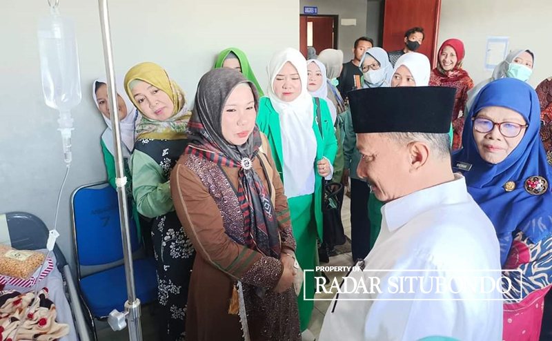 ABADIKAN MOMEN: Bupati Karna Suswandi (kanan) bincang santai dengan anggota Komisi E DPRD Provinsi Jawa Timur, Hj Zeiniye di depan pasien RSUD Asembagus, Jumat lalu (28/7).