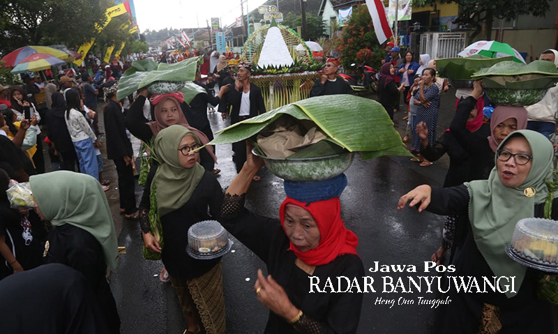SELAMATAN: Warga mengarak tumpeng dalam rangkaian kegiatan Gelar Songo. Tumpeng-tumpeng tersebut lantas dimakan beramai-ramai oleh warga sebagai wujud syukur atas karunia Tuhan Yang Maha Esa.