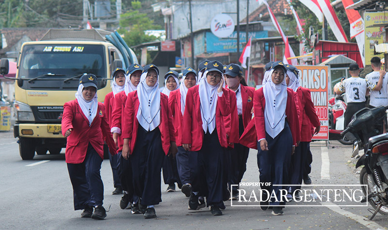 JELANG KEMERDEKAAN: Siswa SMP di Kecamatan Genteng berlatih gerak jalan di Jalan Wahid Hasyim, Desa Genteng Kulon, Kecamatan Genteng, Senin (31/7).