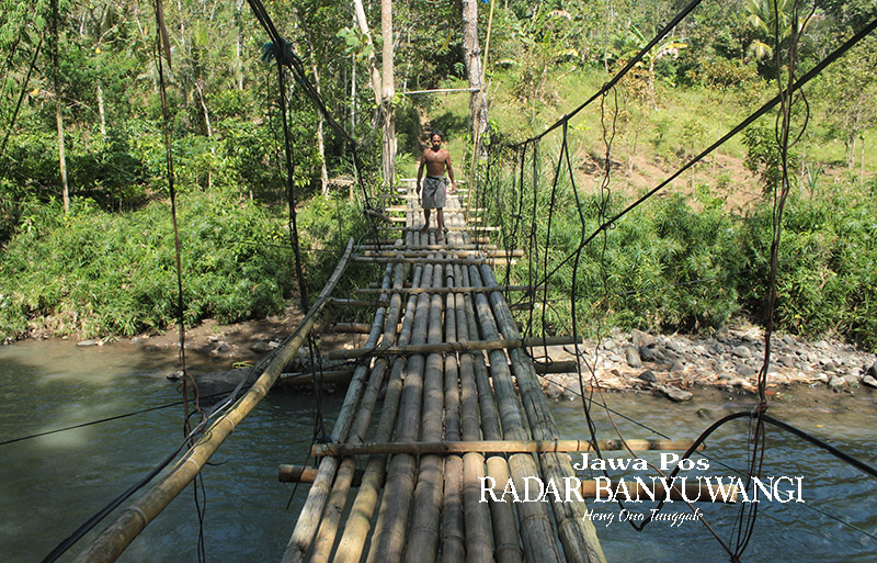 MEMBAHAYAKAN: Jembatan gantung terbuat dari bambu biasa dilalui warga Dusun Gunungkrikil, Desa Tegalharjo, Kecamatan Glenmore guna mencari rumput, Minggu (30/7).