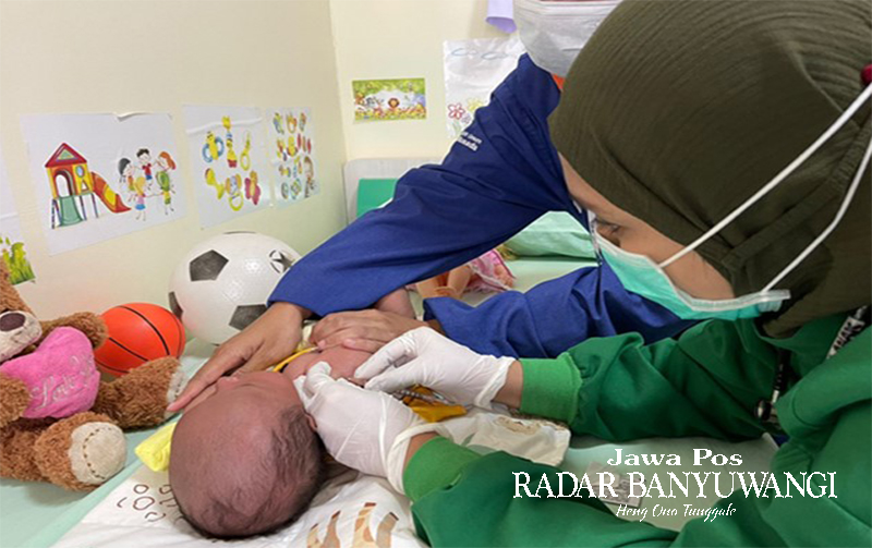 SEHAT: dr Evisina H Frans SpA memberikan vaksin pada anak di Poli Spesialis Anak RSU Bhakti Husada Krikilan, Kecamatan Glenmore.