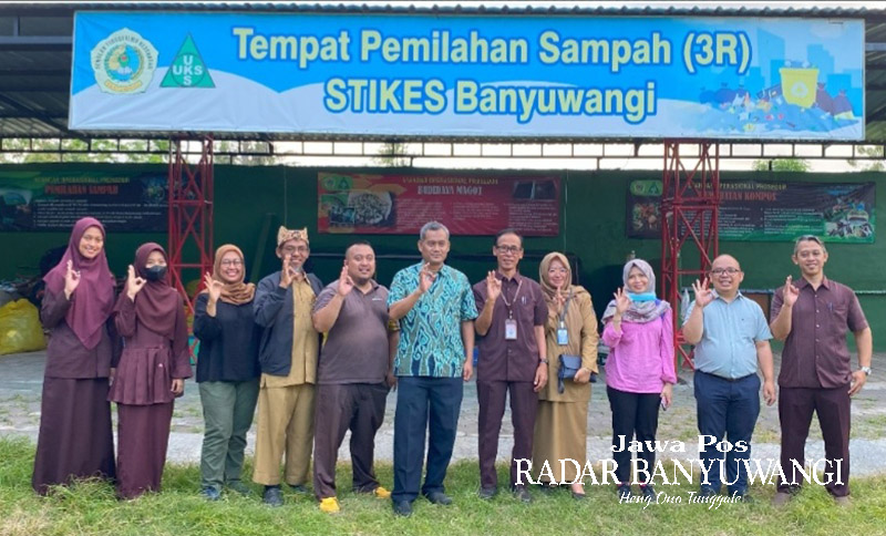 KUNJUNGAN: Asisten Deputi Setwapres Abdul Muis (batik hijau) berfoto dengan Ketua Stikes DR H Soekardjo, Wakil Ketua 2, tim TPS(3R) Stikes Banyuwangi, dan tim Banyuwangi Hijau.