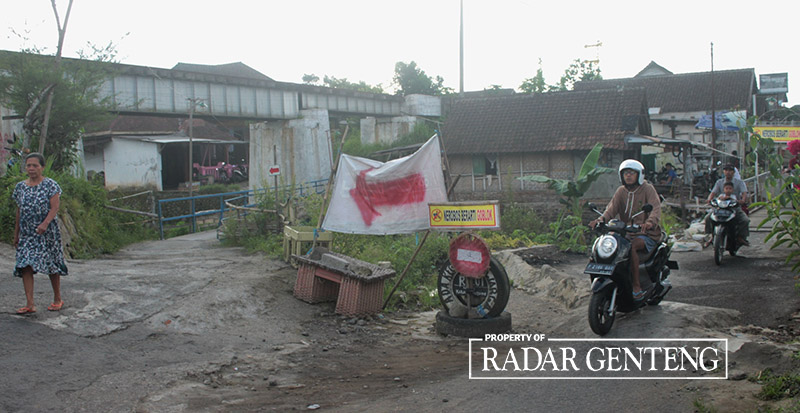 AKIBAT BANJIR: Jembatan darurat di di sebelah timur Kantor Pegadaian Desa Kalibaru Wetan, Selasa (1/8). Jalur buangan ini tidak bisa dilalui kendaraan besar saat ada agenda kemerdekaan Agustus ini.