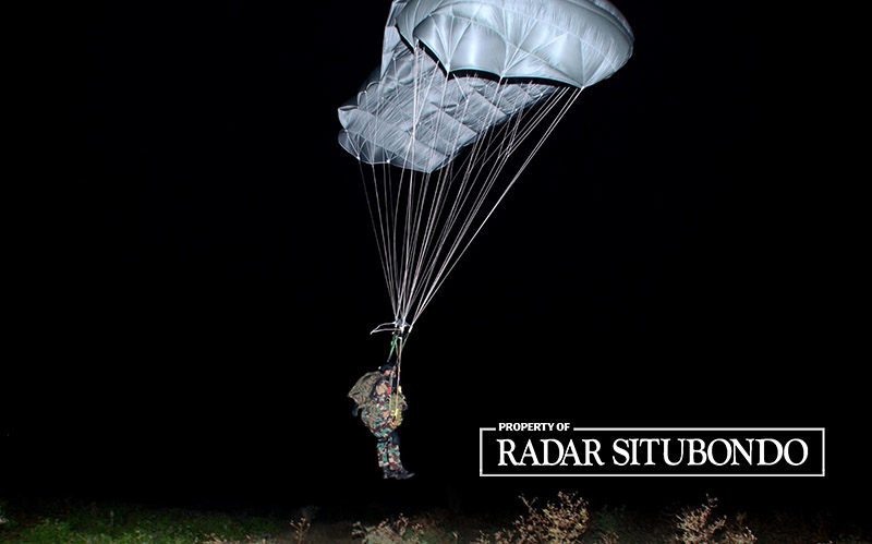 LATGAB TNI 2023: Prajurit Intai Amfibi Marinir melaksanakan infiltrasi udara malam hari dengan Terjun Tempur, Minggu (30/7).