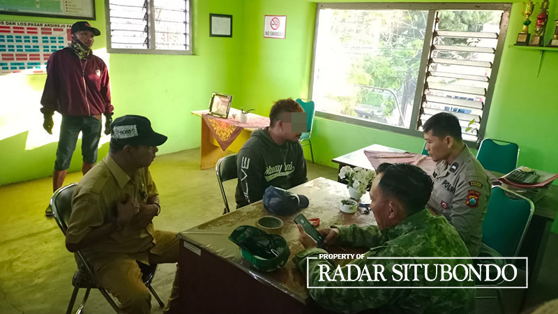 DIPERIKSA: Samsudin, 32, (kiri) warga Desa Sumbertengah, Kecamatan Bungatan, diamankan ke Mapolsek Panji, Senin (31/7).