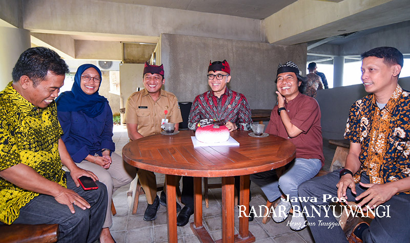 Menpan-RB Abdullah Azwar Anas (tengah) bersenda gurau dengan awak redaksi Jawa Pos Radar Banyuwangi, Selasa pagi (1/8).