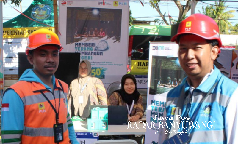 SIAGA: Manager PLN UP3 Situbondo Suhandopo saat mengecek lokasi temu inklusi di area Pondok Pesantren Salafiyah Syafiiya Sukorejo, di Desa Sumberejo, Kecamatan Banyuputih, Senin (31/7).