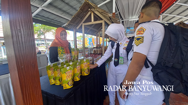 BERANEKA RAGAM: Puluhan stan UMKM yang menjual olahan ikan di kawasan Fish Market Kampung Mandar mulai diserbu pengunjung, Senin (31/7).