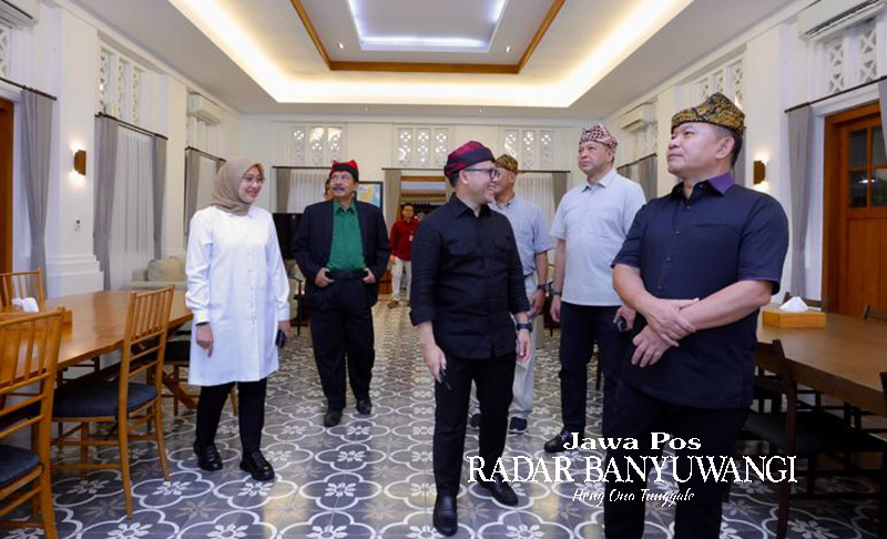 RAMAH TAMAH: Kasad Jenderal Dudung Abdurrachman usai menghadiri jamuan makan malam dengan Menpan-RB Abdullah Azwar Anas dan Bupati Ipuk Fiestiandani di Pendapa Sabha Swagata Blambangan, Senin (31/7).