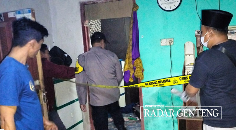 DIGARIS POLISI: Anggota Polsek Tegaldlimo melakukan olah TKP di rumah pemuda yang gantung diri, Dusun Sumberdadi, Desa/Kecamatan Tegaldlimo, Senin sore (31/7).
