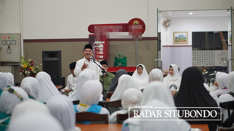 KEMBALI PULANG: Bupati Situbondo Drs. Karna Suswandi menyambut jamaah haji foto Situbondo di Rumah Makan Bromo Asri, Kabupaten Probolinggo, Senin (31/7) malam.