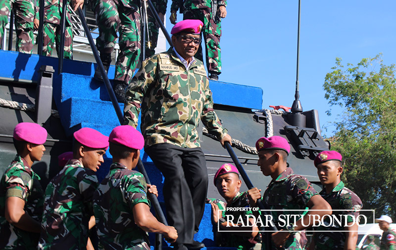 Menko Polhukam Mahfud MD turun dari tank amfibi setelah dinobatkan sebagai warga kehormatan Korp Marinir AL, di pusat latihan pertempuran Banongan, Kecamatan Asembagus, Selasa (1/8).