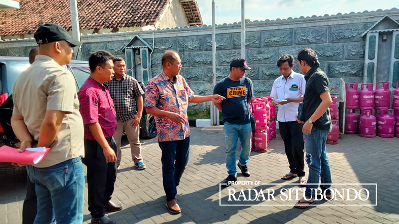 RESPON KELANGKAAN ELPIJI: Anggota Polres Situbondo, melakukan pengecekan gas elpiji di SPBU, Kecamatan Panji, belum lama ini.